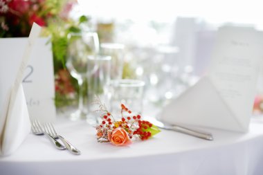 Bir etkinlik ya da düğün resepsiyonu için masa hazır.