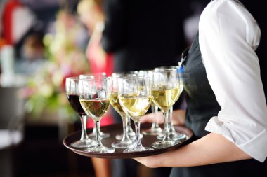 Garson yemeği şampanya ile