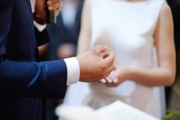 Novio poniendo el anillo en el dedo de la novia — Foto de Stock