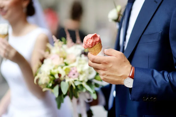 Bride and groom eating ice cream — Stock Photo, Image
