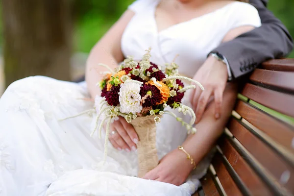 Noiva segurando buquê de casamento — Fotografia de Stock