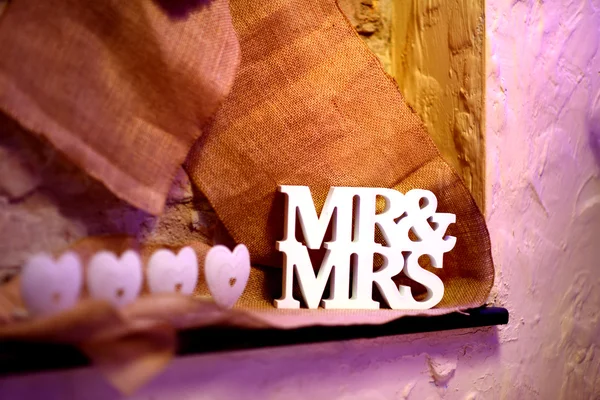 Schickes mr & mrs-Schild als Dekoration — Stockfoto