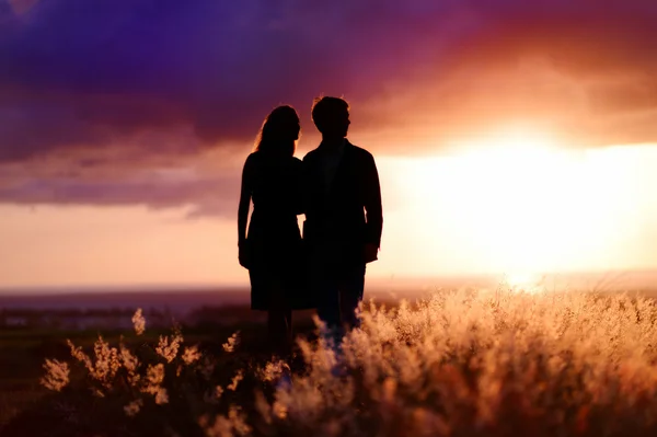 Молодая пара наслаждается закатом — стоковое фото