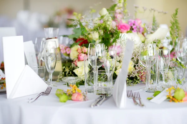 Tafelset voor een feest of bruiloftsreceptie — Stockfoto