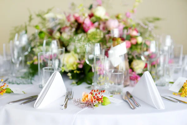 Накрытый стол для банкета или свадебного приема — стоковое фото