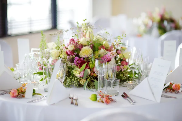 Conjunto de mesa para uma festa de evento ou recepção de casamento — Fotografia de Stock