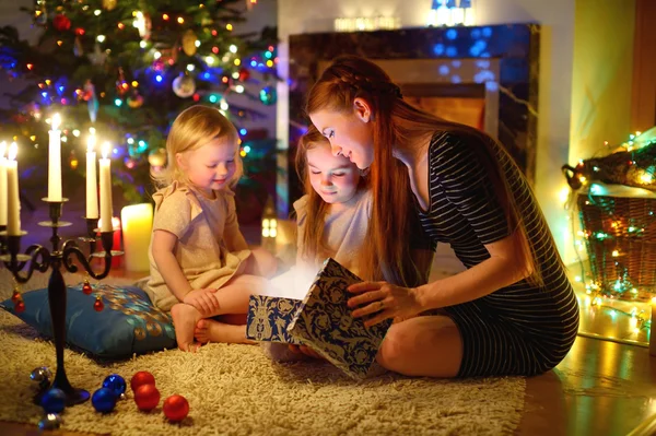 Mãe e filhas abrindo presente de Natal — Fotografia de Stock