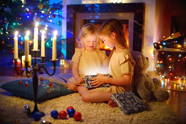 Little girls opening Christmas gift — Stock Photo, Image