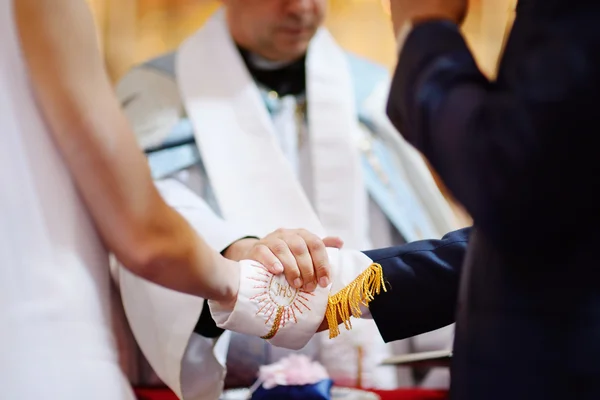 Menyasszony és vőlegény kezei — Stock Fotó