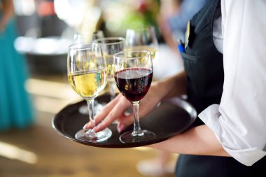 Garson yemeği şampanya ile