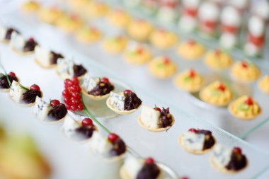 bir olay parti üzerinde çeşitli atıştırmalıklar ile plakalar