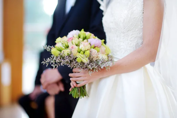 Bride holding  wedding bouquet — Stock Photo, Image
