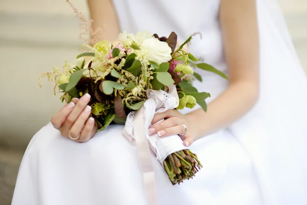 Bruid met een mooi bruiloft boeket — Stockfoto