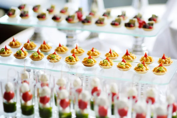 Pratos com lanches variados em uma festa de evento — Fotografia de Stock