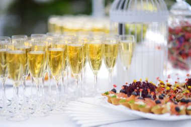 Bazı Festival olay sırasında ayaklı büyük kadehler