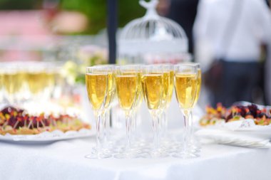 Bazı Festival olay sırasında ayaklı büyük kadehler