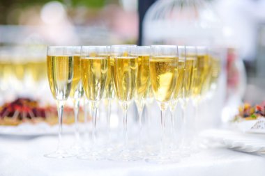 Bazı Festival olay sırasında ayaklı büyük kadehler