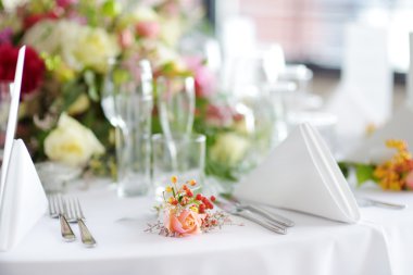 Bir etkinlik ya da düğün resepsiyonu için masa hazır.