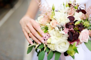 Bir parmağına yüzük ile gelinin el