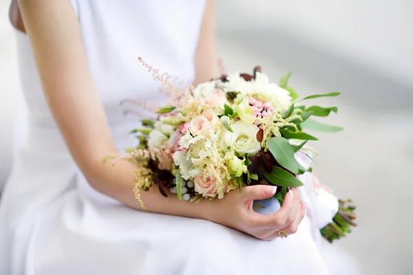 Sposa in possesso di un bellissimo bouquet da sposa — Foto Stock