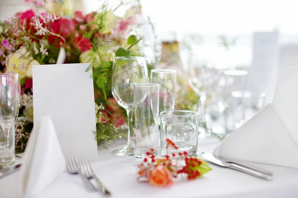 Tavola apparecchiata per una festa di eventi o un ricevimento di nozze — Foto Stock