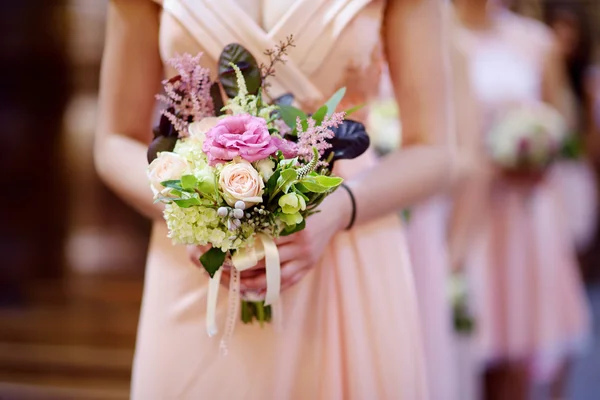 Fila de damas de honra com buquês — Fotografia de Stock