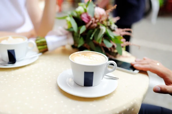 Bruid en bruidegom drinken koffie — Stockfoto