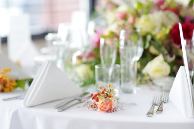 Bir etkinlik ya da düğün resepsiyonu için masa hazır.