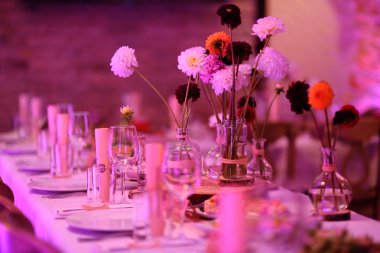 Bir olay partisi için tablo ayarlandı