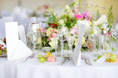 Bir etkinlik ya da düğün resepsiyonu için masa hazır.