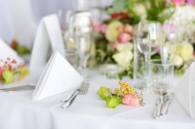 Bir etkinlik ya da düğün resepsiyonu için masa hazır.