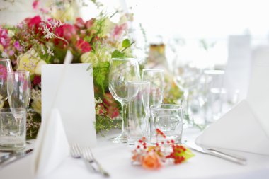 Bir etkinlik ya da düğün resepsiyonu için masa hazır.