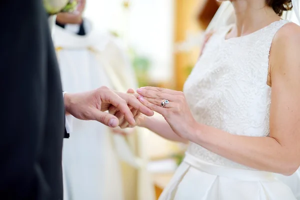 Mariée mettre une bague sur le doigt du marié — Photo