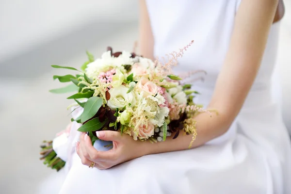 Noiva segurando buquê de casamento — Fotografia de Stock