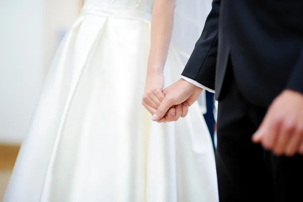 Невеста и жених держатся за руки — стоковое фото