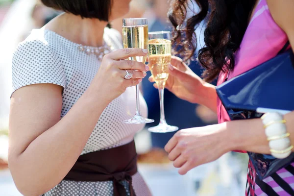 Bruiloft feest met champagneglazen — Stockfoto