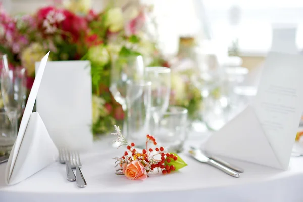 Tisch gedeckt für eine Eventparty oder einen Hochzeitsempfang — Stockfoto