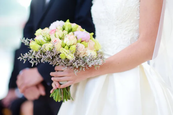 Mariée tenant bouquet de mariage — Photo