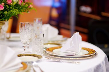 Bir etkinlik ya da düğün resepsiyonu için masa hazır.