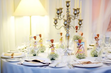 Bir olay partisi için tablo ayarlandı