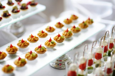 bir olay parti üzerinde çeşitli atıştırmalıklar ile plakalar