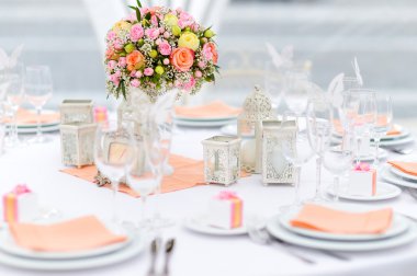 Bir olay partisi için tablo ayarlandı