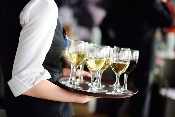 Kellnerin mit Teller Champagner — Stockfoto