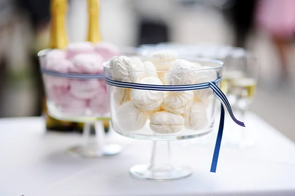 Witte en roze bruiloft marshmallows — Stockfoto