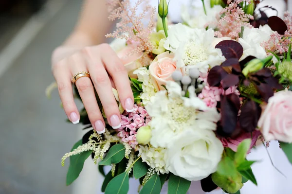 Bruidskamer handen met trouwring — Stockfoto