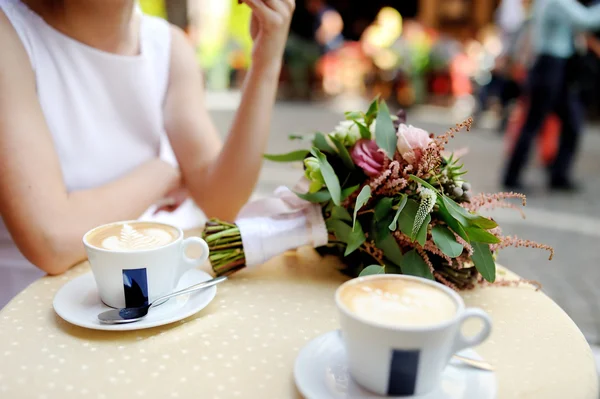 Bruid en bruidegom drinken koffie — Stockfoto