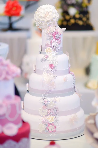 Tarta de boda blanca —  Fotos de Stock