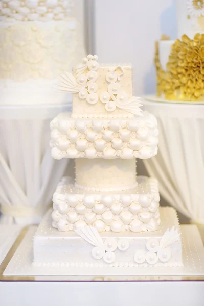 Gâteau de mariage décoré de dentelle blanche — Photo