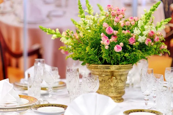 Tisch gedeckt für eine Eventparty oder einen Hochzeitsempfang — Stockfoto