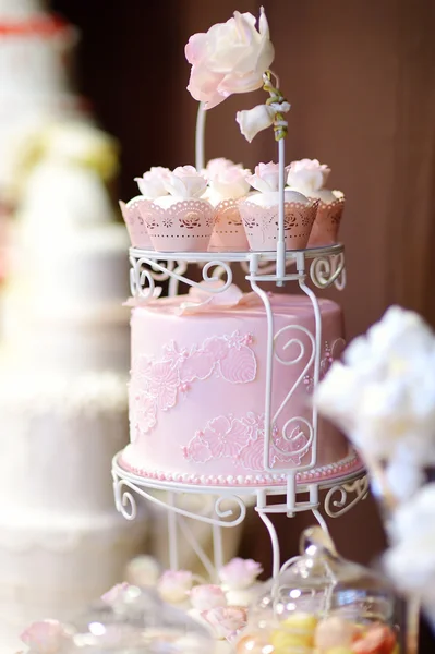 Bílé svatební košíček dort — Stock fotografie